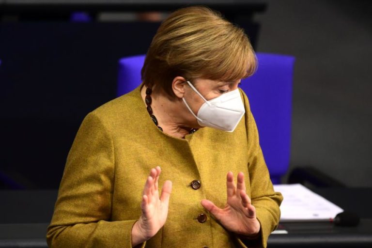 Navalny: Merkel critica condenação e exige libertação imediata de opositor