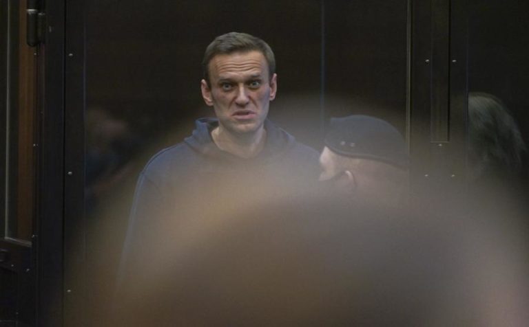 Navalny: Tribunal russo condena líder oposicionista a dois anos e meio de prisão