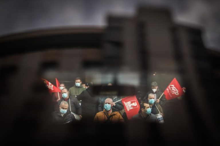 Trabalhadores de refinaria de Matosinhos protestam junto à Câmara do Porto a 25 de fevereiro