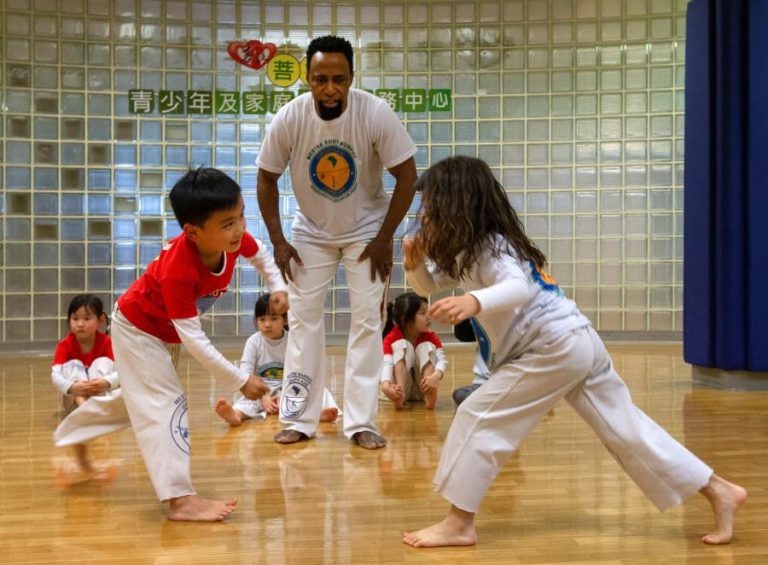 Brasileiro Eddy Murphy forma campeões de capoeira em Macau e aproveita para ensinar português