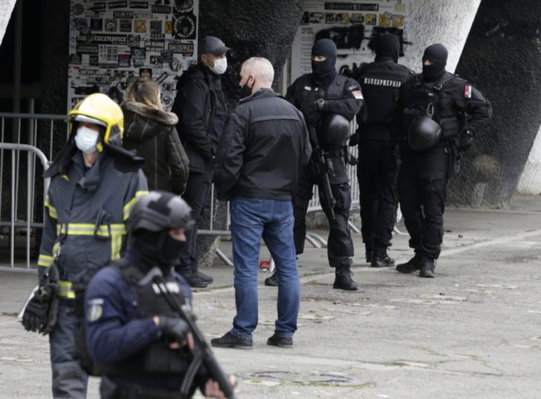 Membros de claques de futebol detidos na Sérvia por “crimes monstruosos”