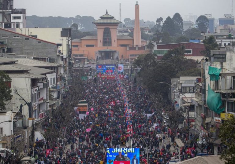 Luta interna entre os comunistas no poder no Nepal faz aumentar manifestações