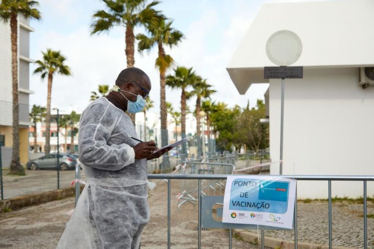Covid-19: Um total de 837.887 vacinas administradas em Portugal desde 27 de dezembro