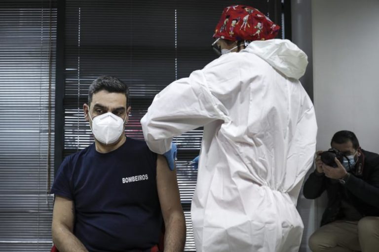 Covid-19: Bombeiros começaram hoje a ser vacinados no litoral alentejano
