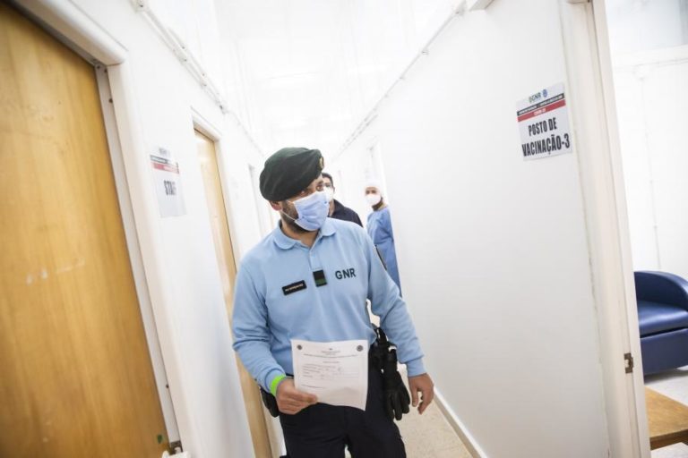 Covid-19: Mais de 7.000 elementos da PSP e da GNR e 11.000 bombeiros vacinados