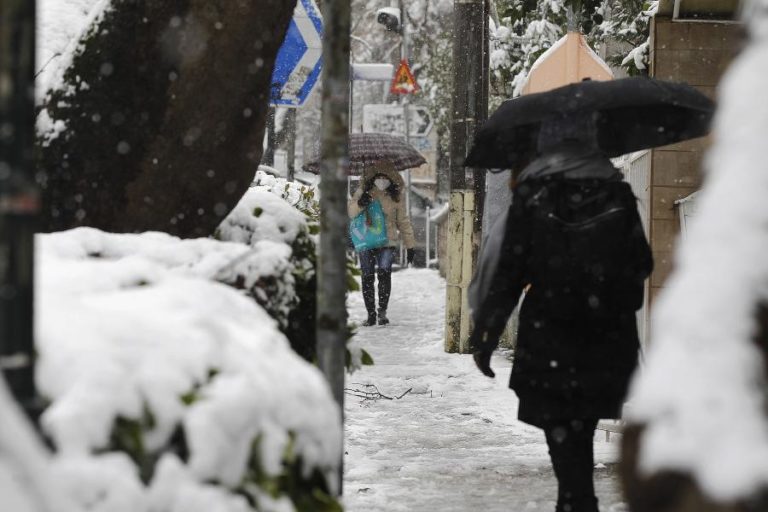 Frente fria afeta Grécia e causa neve em Atenas