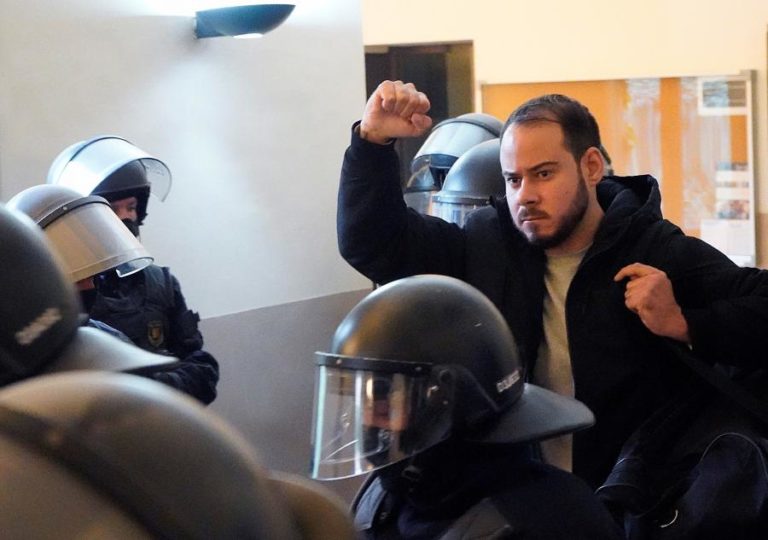 Justiça espanhola volta a condenar “rapper” cuja prisão provocou protestos violentos