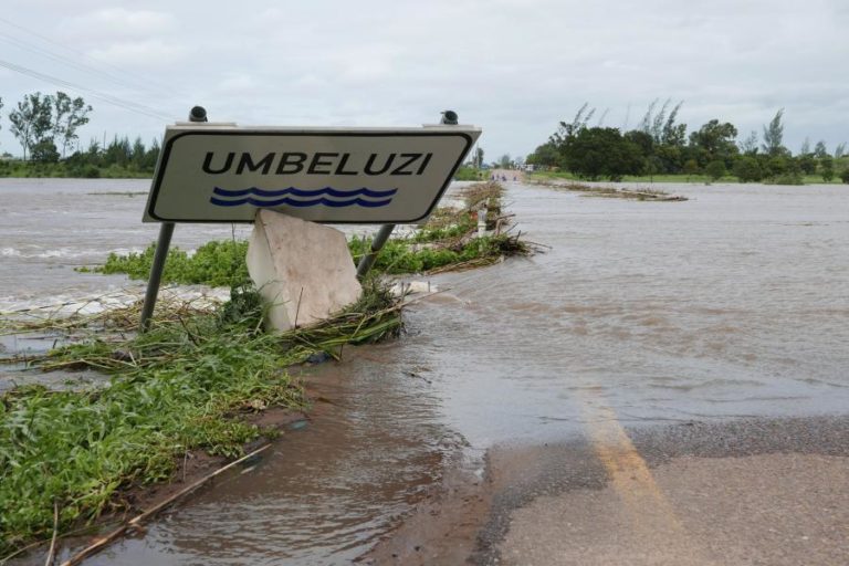 Maria e o bebé enfrentam subida do rio Umbeluzi em Moçambique