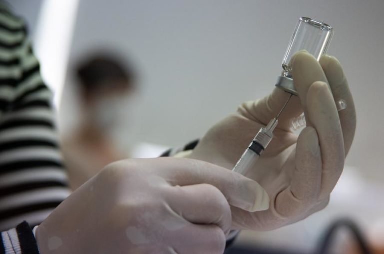 Covid-19: Três meses de intervalo entre doses de vacina Oxford/Astrazeneca dão mais eficácia