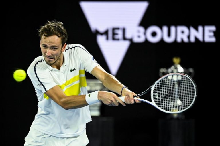 Medvedev elimina Tsitsipas e encontra Djokovic na final do Open da Austrália