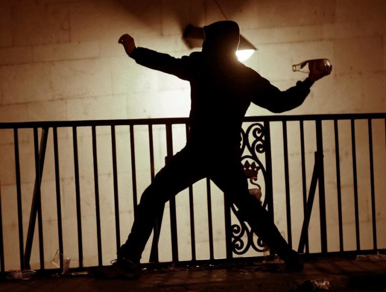 Carga policial em Pamplona durante manifestação de apoio a ´rapper` Hasél