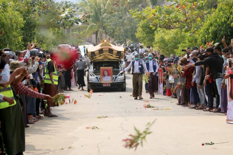 Myanmar: Multidão assiste a funeral de jovem baleada na cabeça pela polícia