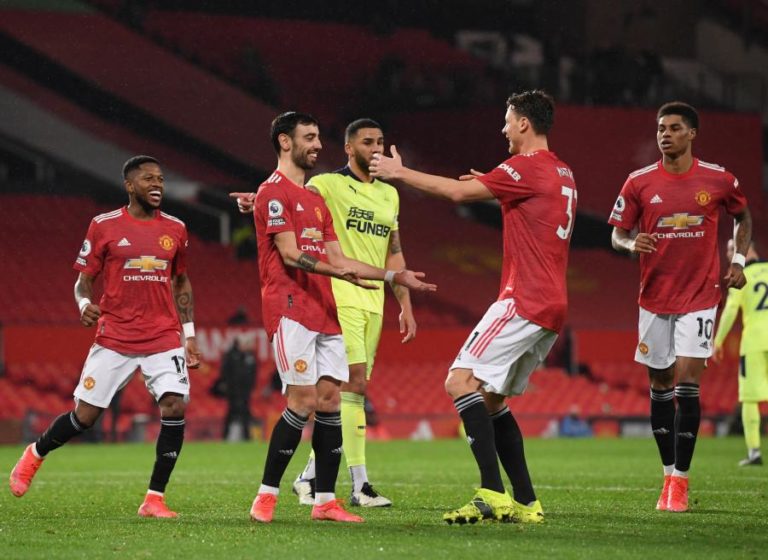 Manchester United regressa às vitórias com golo e assistência de Bruno Fernandes