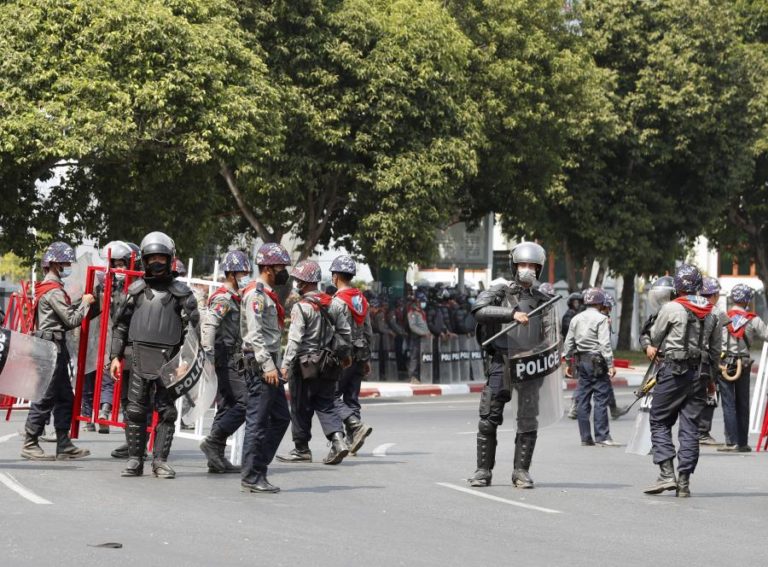 UE disposta a adotar sanções contra responsáveis por golpe militar em Myanmar