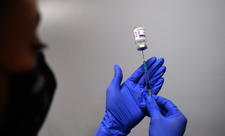 Covid-19: OMS pede vacinação mais rápida em contexto de melhoria global
