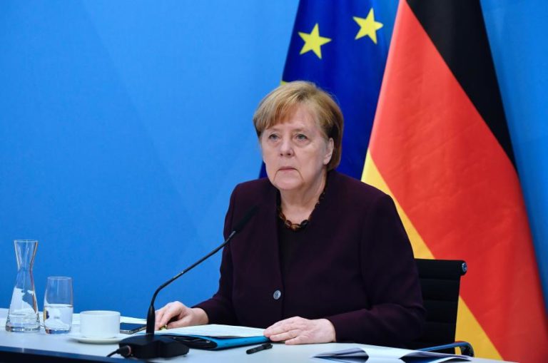 Covid-19: Merkel admite passaporte de vacinação europeu “até ao verão”