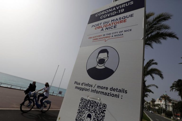 Covid-19: Novos casos diminuem em França mas continuam acima de 20.000