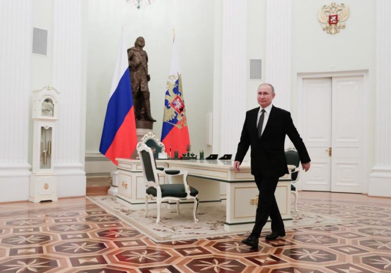 Putin acusa o ocidente de querer “acorrentar” a Rússia
