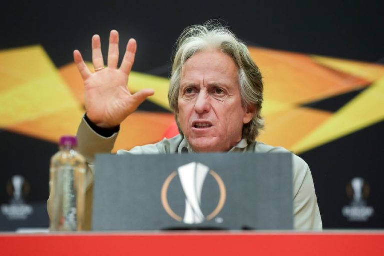 Jesus rejeita responsabilidade na “crise” do Benfica e garante que não sai
