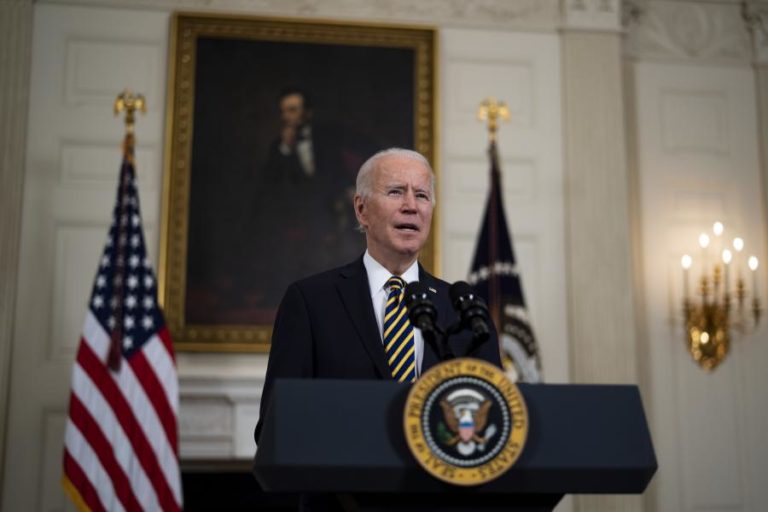 Biden insta Senado a aprovar plano de estímulo nos EUA apesar de revés com salário mínimo