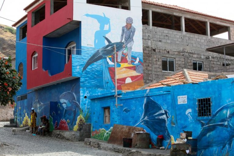Percurso de navegador francês Jacques Cousteau pintado em fachadas de casas em Cabo Verde