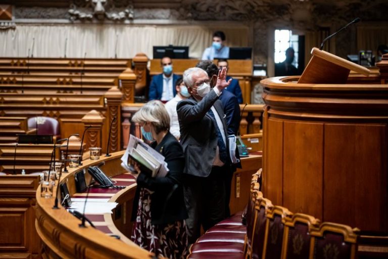 Covid-19: BE, CDS-PP e PAN pedem ao Governo que defina plano de desconfinamento