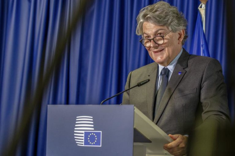 Bruxelas elogia capacidade de reinvenção da indústria europeia