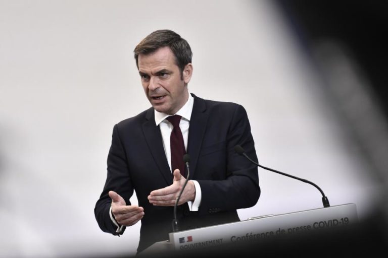 Covid-19: França em vigilância reforçada devido a variante do Reino Unido