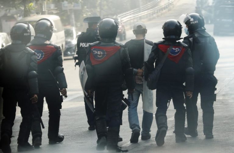 Embaixador de Myanmar na ONU pede fim do golpe e punição aos seus responsáveis