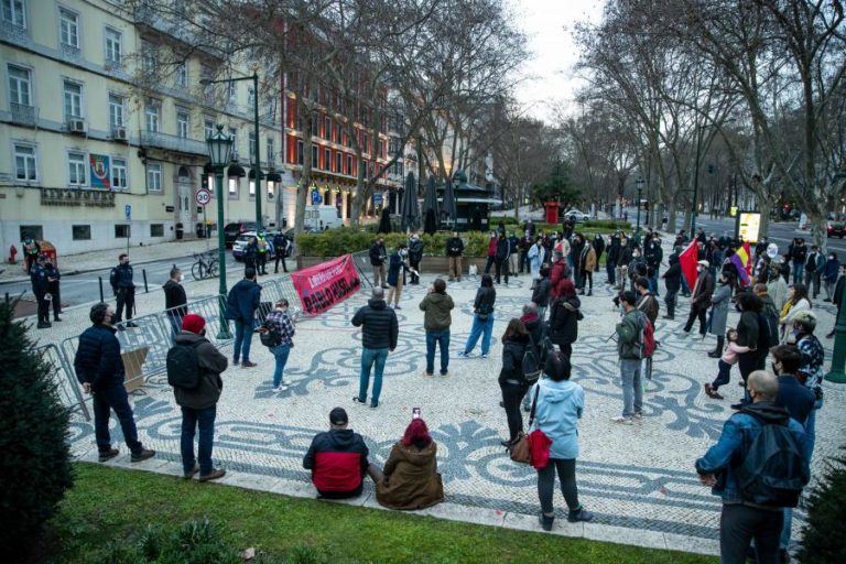 Concentração em Lisboa denuncia prisão de Pablo Hasél e entrega petição no consulado de Espanha