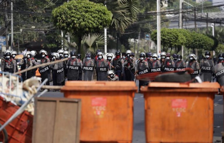 Myanmar: Polícia dispara balas de borracha e gás lacrimogéneo em para dispersar manifestantes