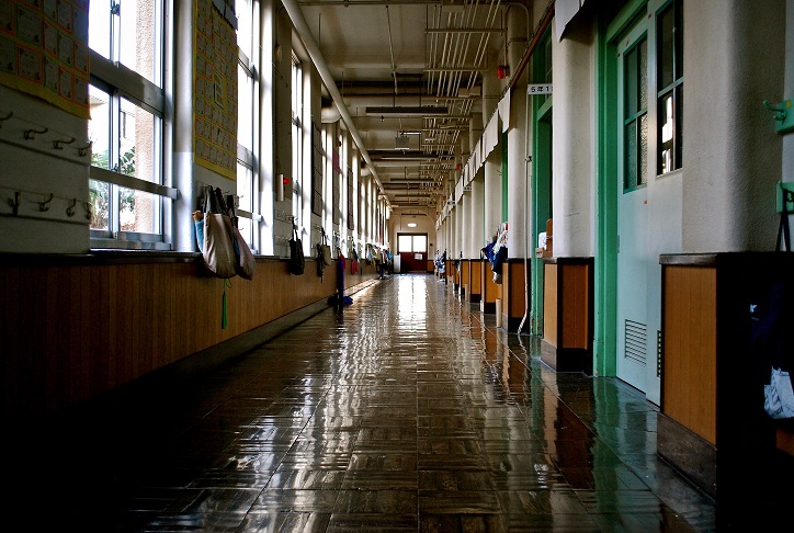 Sondagem: saúde mental de diretores escolares desafiada durante pandemia Os impactos da pandemia têm provocado altos níveis de stress e pressão sobre diretores das escolas em Ontário, especialmente no ensino remoto. É o que revela uma recente pesquisa do grupo de defesa People for Education. Os diretores das escolas de Ontário revelaram níveis incontroláveis de stress e uma grande pressão com o combate à pandemia, especialmente com as escolas virtuais. São os mais recentes dados de uma entrevista do grupo de defesa People for Education, a diretores de mais de mil escolas em toda a província, incluindo as presenciais, virtuais e híbridas. De acordo com os resultados, mais de metade dos diretores escolares entrevistados falaram em altos níveis de stress. Já os de escolas presenciais e híbridas, 49% disseram o mesmo. O grupo People for Education apurou que os diretores das escolas funcionam como intermediários com as unidades locais de saúde pública e são responsáveis pela implementação das novas políticas do vírus nas escolas. A pressão sobre a saúde, nos estabelecimentos de ensino, estar constantemente a par das mudanças nas políticas governamentais sobre a Covid-19, tem impactado a saúde mental dos diretores escolares. Além disso, a pesquisa revela que, mais recursos e mais tempo para conciliar com o aumento da carga de trabalho, são importantes para a eficácia no trabalho dos diretores nas escolas. Mais de 70% dos dirigentes escolares entrevistados de escolas presenciais dizem que manter o distanciamento físico entre os alunos é um dos desafios diários. Para os diretores de escolas virtuais, é a gestão de matrículas escolares. Foto: Kyo Azuma/Unsplash