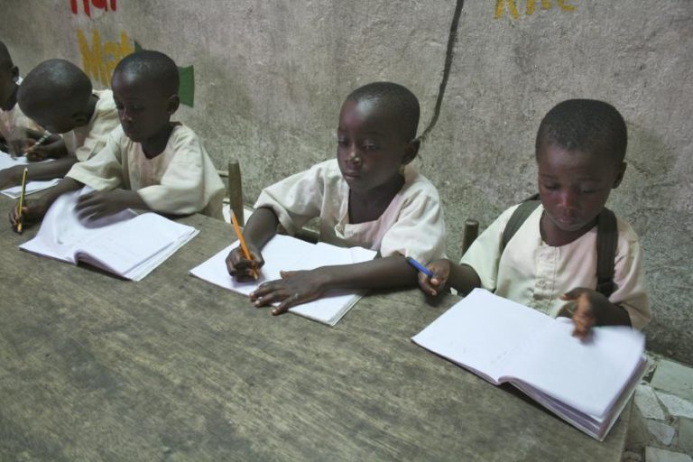 Covid-19: Mais de oito milhões de alunos voltam às aulas em Moçambique em contexto atípico