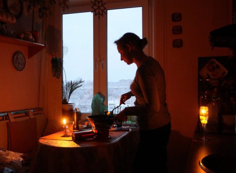 Mulheres trabalham mais uma hora e 13 minutos que os homens, segundo um estudo