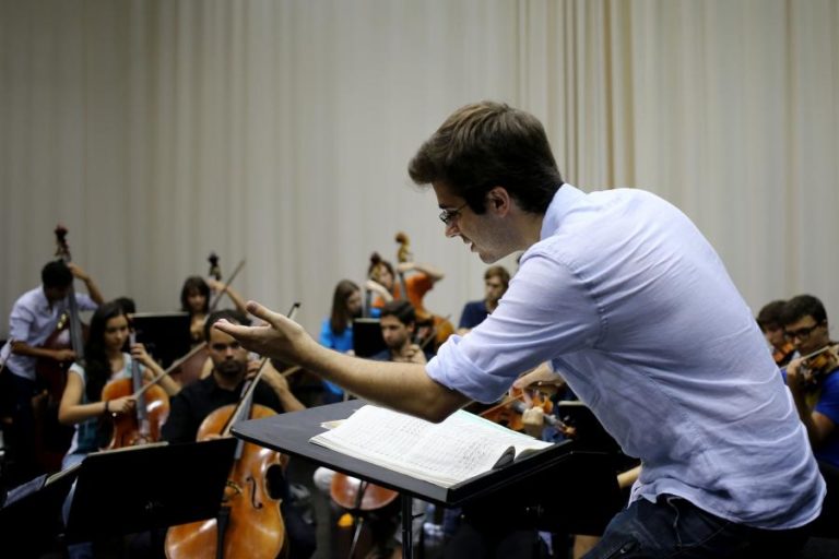 Maestro Dinis Sousa determinado em envolver orquestra britânica na reabilitação pós-pandemia