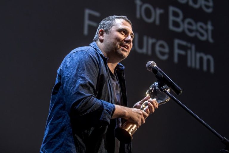 Urso de Ouro do Festival de Cinema de Berlim para sátira política do romeno Radu Jude
