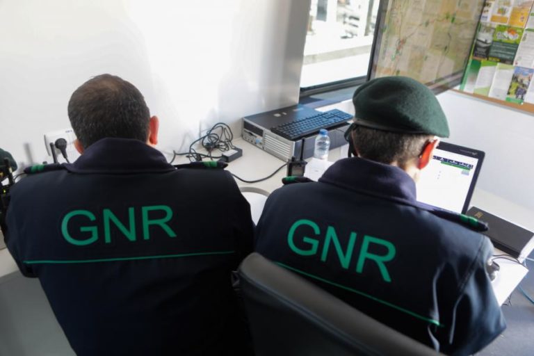 Patrulha da GNR fica cercada em Olhão e faz disparos de advertência – associação