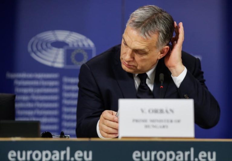 PPE adota novo regulamento interno e partido de Orbán anuncia saída