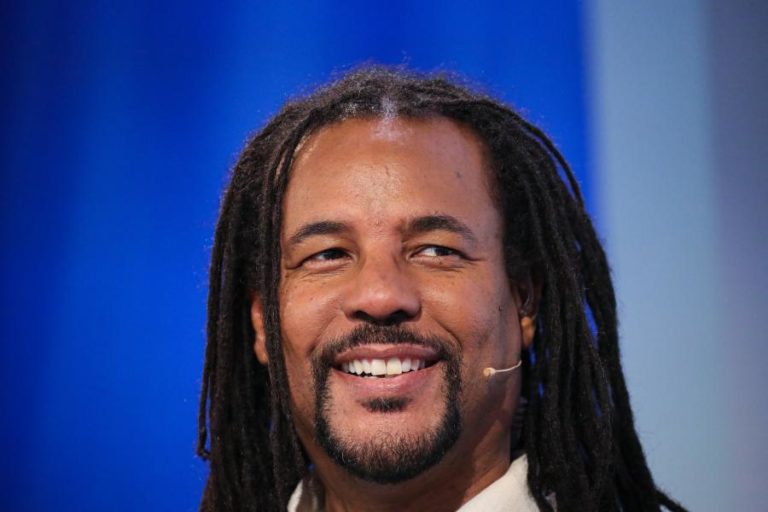 Escritores Bernardine Evaristo e Colson Whitehead finalistas do Prémio Literário de Dublin
