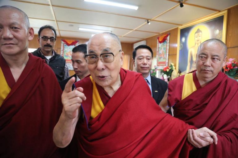 Covid-19: Dalai Lama vacina-se e insta mais pessoas a ter “a coragem” de o fazer