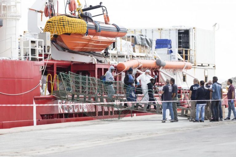 Mais de 100 migrantes socorridos no Mediterrâneo ao largo da Líbia