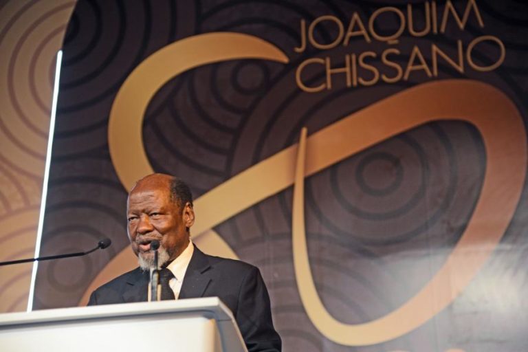 Governo da Venezuela condecora antigo Presidente moçambicano Joaquim Chissano