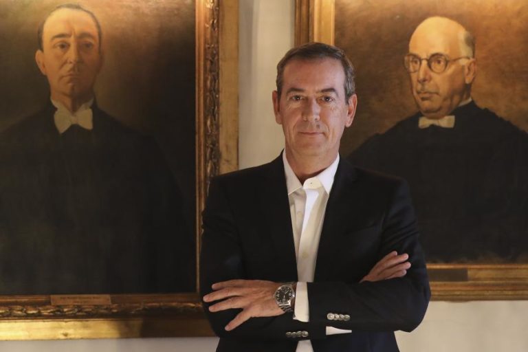 Covid-19: Bastonário da Ordem dos Médicos defende idade como critério predominante de vacinação