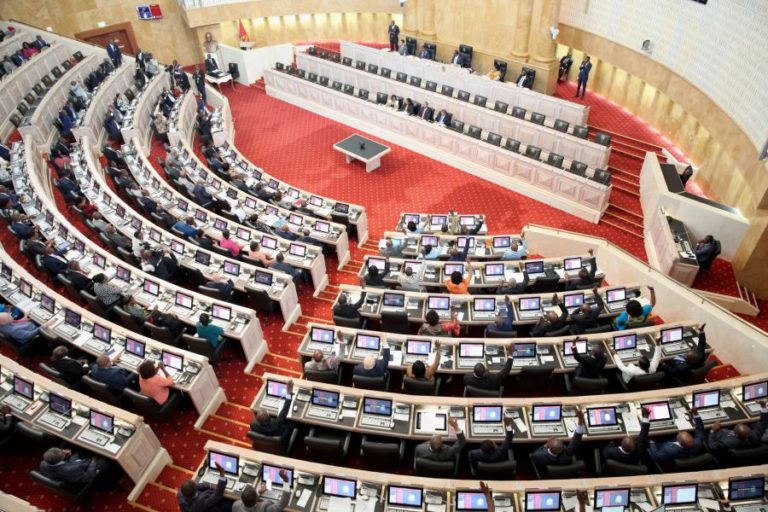 Parlamento angolano inicia hoje discussão da proposta de revisão constitucional