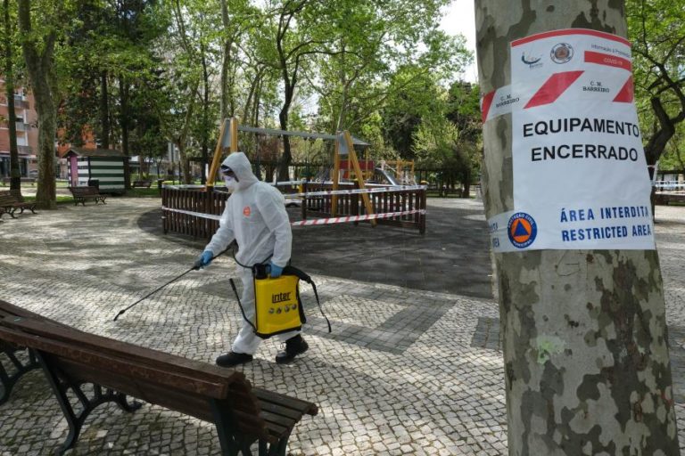Covid-19: Permitida permanência em parques e bancos de jardim a partir de 2.ª feira