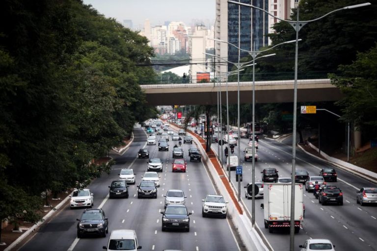 Covid-19: Produção e vendas de veículos caem no Brasil em fevereiro em plena crise