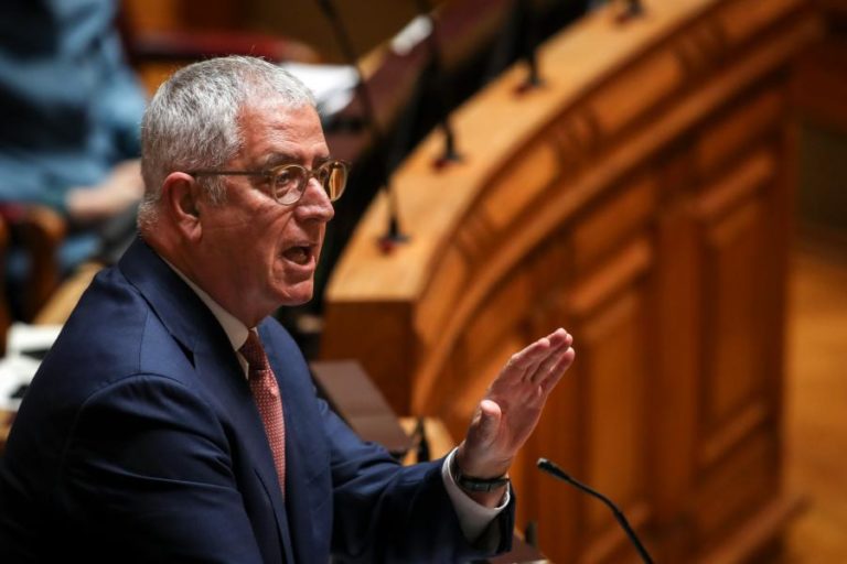 Governo ainda não enviou documentação pedida pela comissão de inquérito ao Novo Banco