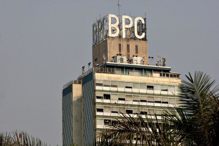 Maior banco estatal angolano prevê dispensa de 2.000 pessoas