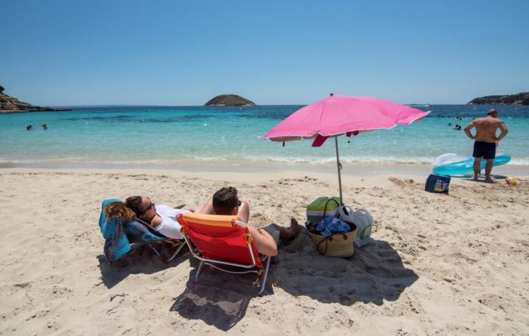 Covid-19: Comissão Europeia propõe selo sanitário para ajudar à retoma do turismo