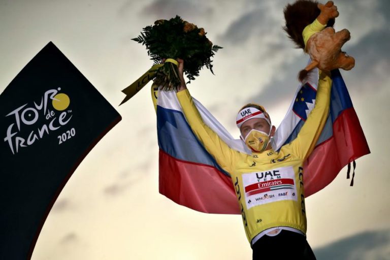 Tadej Pogacar, vencedor do Tour, renova com a UAE Emirates até 2026